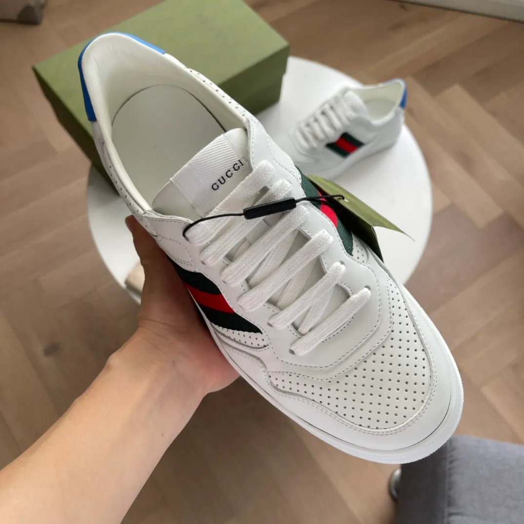 G Home 🆕New webbing sneakers✔️The brand’s classic webbing element is inspired by Gucci’s equestrian origins. Each season, it is reinterpreted through a variety of new and unique designs and styles. It appears on this leather sneaker with red and blue details, interpreting the brand's design concept of integrating sports and leisure. The thick-soled design gives the sneakers a retro feel~ Size: 35-40 (women) 38-45 (men) P hot style Color: white leather, black leather, brown leather, white webbing